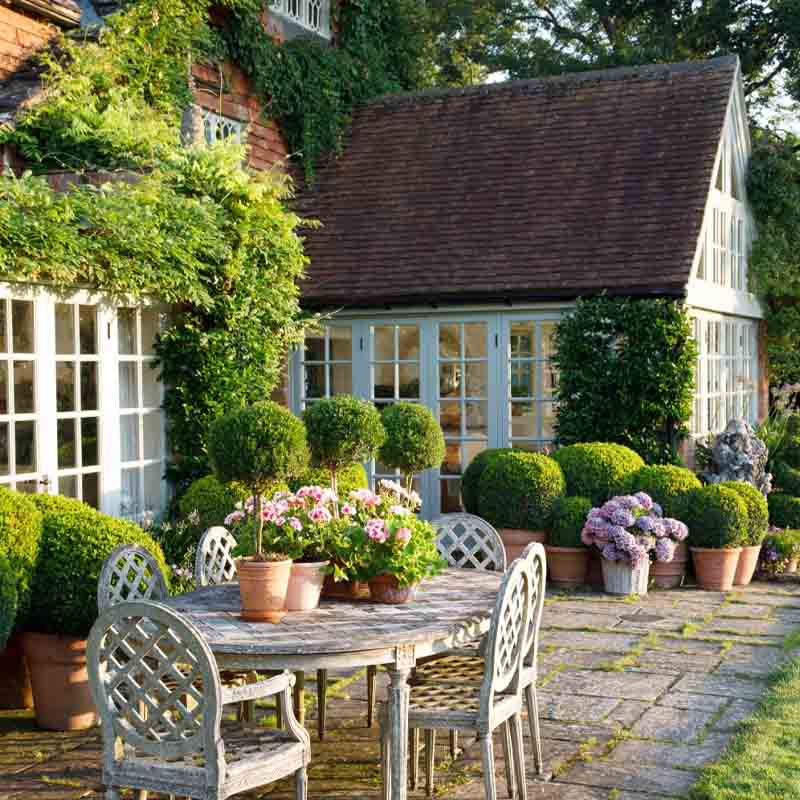 Có thể để bộ bàn ghế ngoài trời với những chậu hoa đẹp theo mùa