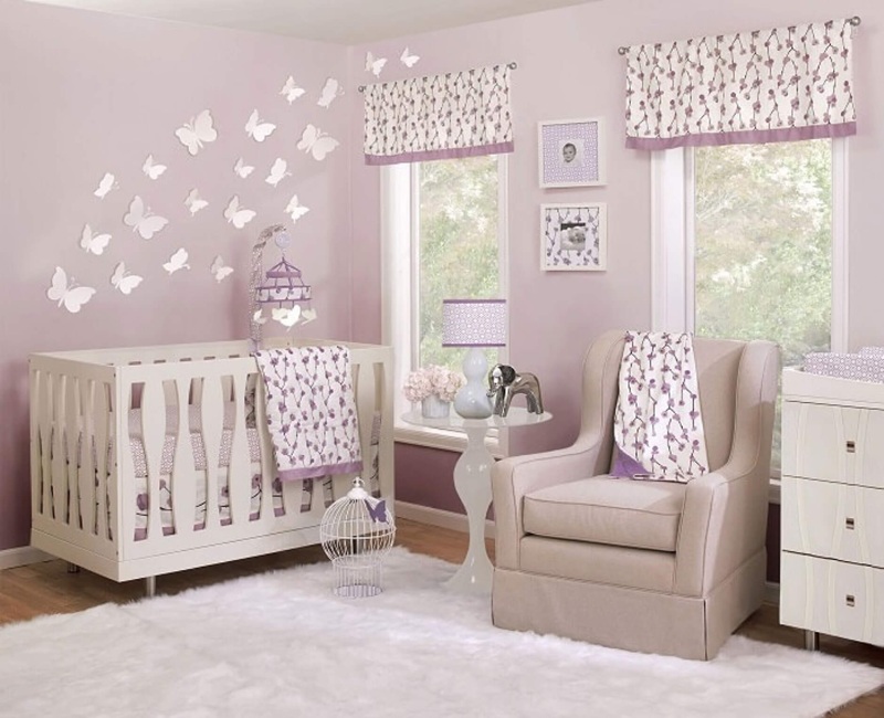 Ánh sáng trong phòng nên điều chỉnh ở mức dịu nhẹ để bảo vệ đôi mắt của trẻ