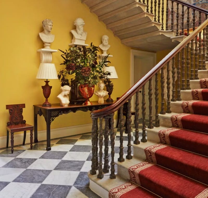 Trang trí nhà theo phong cách cổ điển thường dùng vật liệu như gỗ tự nhiên, đá hoa cương và vải nhung
