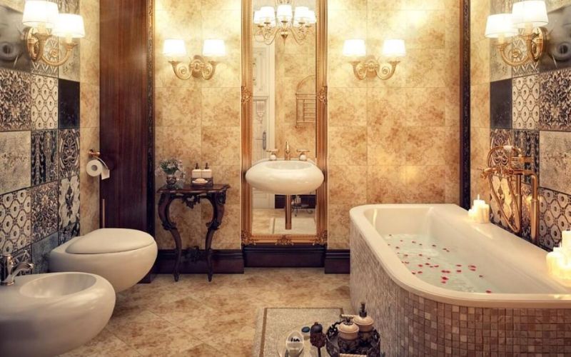 Gương soi khung gỗ chạm khắc cầu kỳ treo trên nền tường đá marble tự nhiên