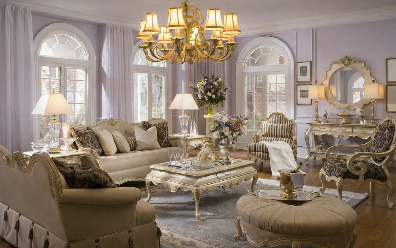 Đèn chùm pha lê là vật trang trí không thể thiếu của ngôi nhà mang phong cách cổ điển