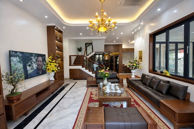 Rất nhiều người lựa chọn trang trí phòng khách nhà ống bằng nội thất gỗ