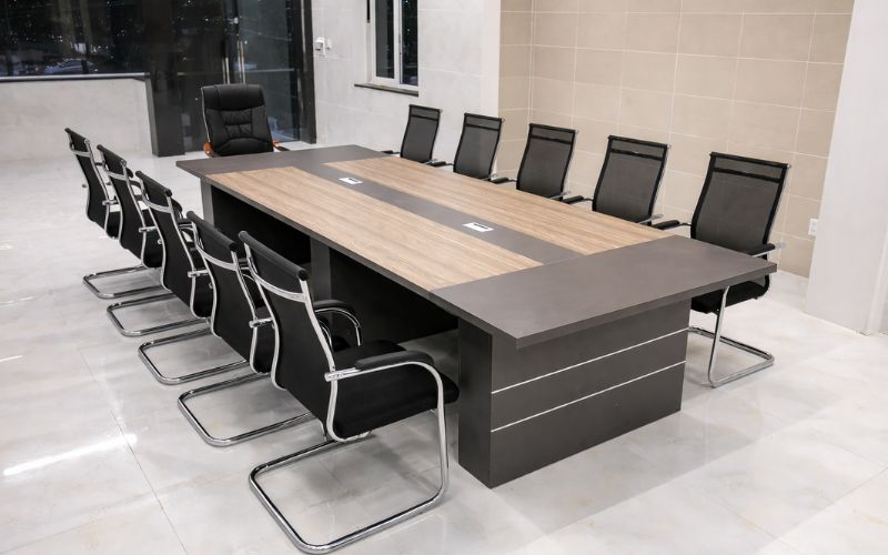 Với thiết kế nội thất văn phòng tối giản, phòng họp nên được thiết kế gọn gàng